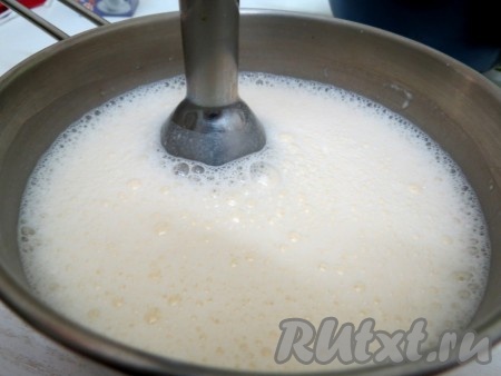 Пробиваем ручным блендером, или миксером, или просто соединяем все составляющие вилкой. Главное, чтобы не было комочков. Тесто получается жидким, блины получаются пористыми, нежными и прекрасно держат форму, не рвутся.
