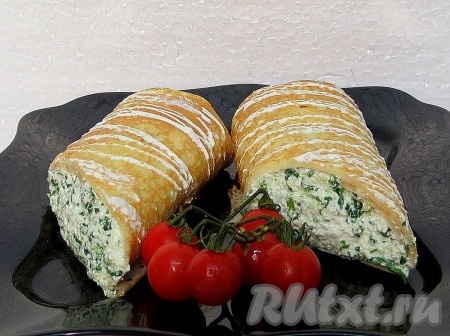 Блины со шпинатом подаём со сметаной. Так они выглядят в разрезе.
