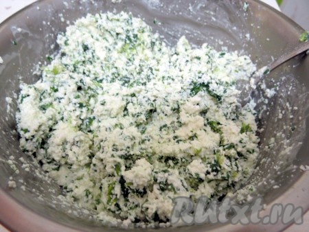 Тщательно перемешиваем. Начинка готова. За счёт сливок, она получается очень нежной. Но, если сливок нет, замените их жирной сметаной.
