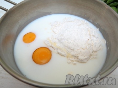 В ёмкость наливаем чуть тёплое молоко и чуть тёплую воду,&nbsp; добавляем яйца, муку, крахмал, соль и сахар. В конце добавляем растительное масло (одну ложку оставляем для смазывания сковороды).
