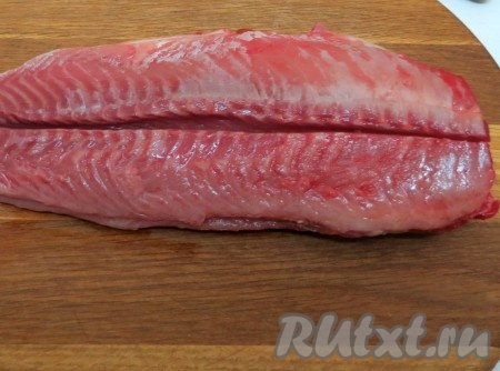 Положите карпа на бок и сделайте по центру продольный разрез до кости.