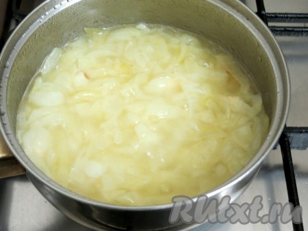 Прежде чем приступить к фаршированию карпа, приготовим луковую начинку. Очищенный лук произвольно нарезаем, заливаем водой с растительным маслом и посыпаем двумя щепотками соды, которая расщепляет лук и он отдаёт свой вкус и аромат. Ставим на газ, доводим до закипания, газ делаем маленьким.