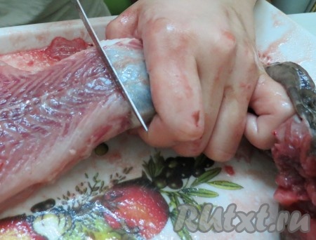 Доходим до хвоста и, не доходя 2-2,5 см, отрезаем мясо с позвоночником, от кожи с хвостом.
