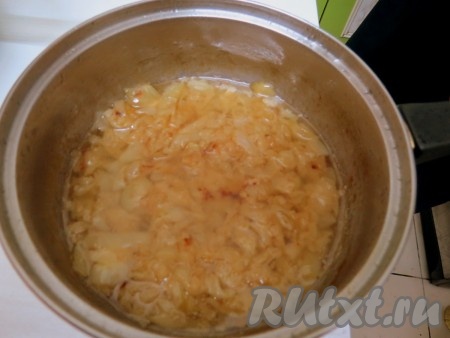 Тушим лук до состояния яблочного повидла. Это займём минут 45, всё зависит от нагрева, но готовить нужно на маленьком огне. Мы обычно ориентируемся по цвету и мягкости лука. Он становится очень мягким и приобретает такой цвет, как на фото.
