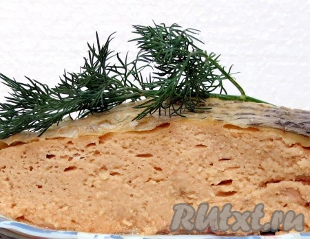 Если мы готовим не заливную рыбу, то, по истечении 1,5 часов тушения, её надо охладить в противне, в котором запекался карп, а затем разрезать. Как видите, мякоть сочная, нежная. Это кусочек рыбы в разрезе.
