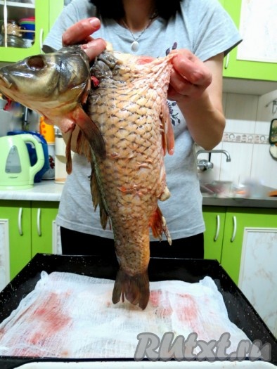 Кожу наполняем рыбной начинкой, но не очень сильно, чтобы во время запекания не лопнула.