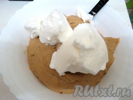 Рыбную перемолотую массу выкладываем в ёмкость. Белки взбиваем до устойчивых пиков и аккуратно, нежными движениями соединяем их с рыбной массой.
