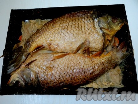 Заливаем в противень воду, чуть ниже уровня рыбы, прикрываем фольгой, выставляем на плиту, доводим до закипания, затем огонь делаем минимальным. Время приготовления фаршированного карпа 1,5 часа. А также можно запекать в духовке, как вам больше нравится. Следите за уровнем воды, чтобы вся не выкипела.
