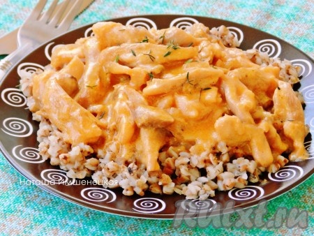Вкусное, мягкое, сочное филе бедра курицы, тушёное в сметане, разложить со сковороды по тарелкам и с гарниром (у меня - гречка) подать к столу.