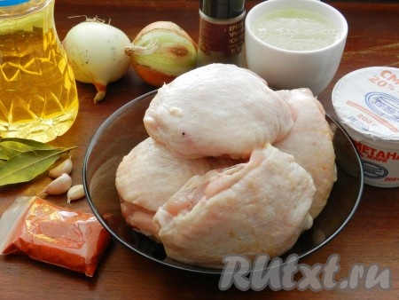 Лук и чеснок очистить. Для этого блюда я взяла куриные бёдрышки и разделала их на филе. Можно сразу купить филе бедра курицы. Куриные бёдрышки (или филе бедра курицы) вымыть, обсушить. 