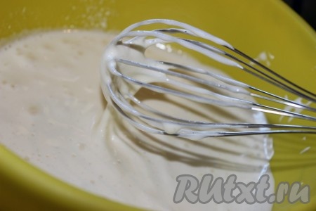 Яйца взбить с сахаром и щепоткой соли на максимальных оборотах миксера до получения пышной массы и увеличения объёма вдвое (обычно на взбивание требуется 4-5 минут).