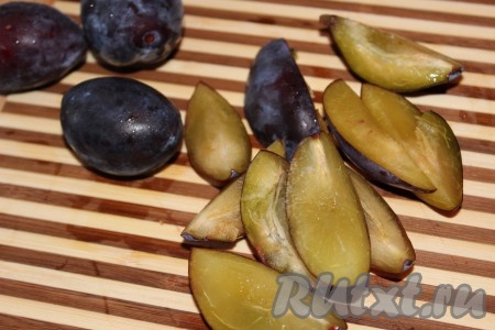 Сливы для пирога помыть, удалить косточки, нарезать на 4-6 частей (всё зависит от размера слив).