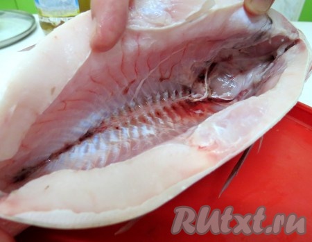 Затем брюшко тщательно вычищаем, моем его и вытираем бумажным полотенцем.
