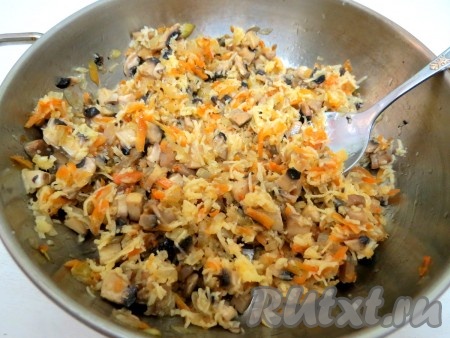 Зажарка должна остыть и тогда в неё можно добавить натёртый твёрдый сыр и тщательно перемешать. Начинка для фарширования толстолобика готова.
