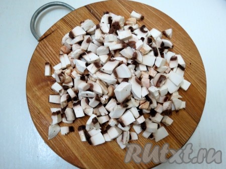 Шампиньоны мелко нарезаем.