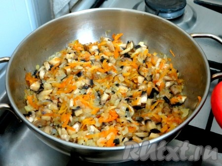 Зажарка готова, она должна оставаться не пересушенной, а сочной.
