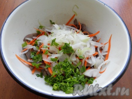 Добавить в салат из свиного сердца измельченную петрушку и замаринованный лук, отжатый от маринада.
