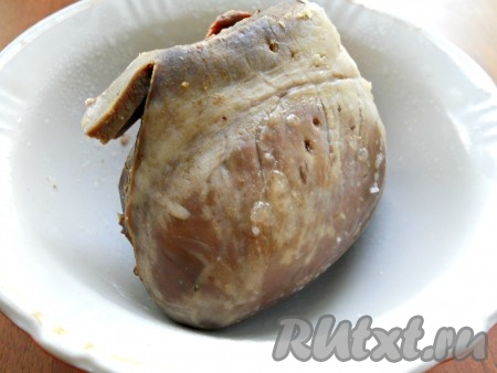 Я использовала свиное сердце. Сердце вымыть, залить водой на 3 пальца выше самого сердца, поставить кастрюлю на огонь. Довести до кипения, снять пену, воду посолить, огонь уменьшить и варить сердце в течение 2 часов. Готовое сердце остудить.
