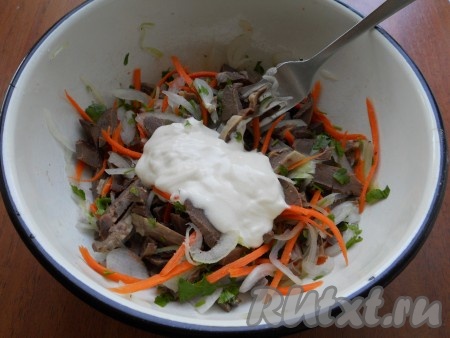 Заправить салат майонезом, посолить по вкусу. Если понадобится - еще поперчить.&nbsp;