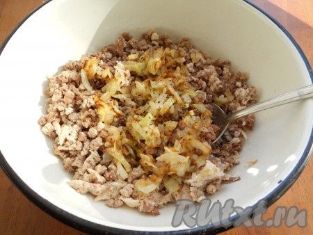 Лук очистить, мелко нарезать и обжарить на растительном масле до золотистого цвета (в течение 5-7 минут) на среднем огне, периодически помешивая, затем остудить и добавить в перекрученное мясо. Посолить, поперчить, влить примерно 50 миллилитров бульона, в котором варилось мясо, перемешать. Мясная начинка для пирожков готова.