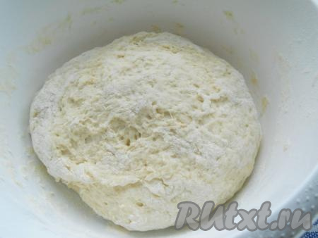 Молоко подогреть до 38-40 градусов, если молоко будет более горячим, дрожжи могут погибнуть. Понемногу начать вливать тёплое молоко в миску с мучной смесью, замешивая тесто сначала ложкой, а затем уже руками. Вымесить тесто руками в течение 7-10 минут, подсыпая, если необходимо, немного муки. Тесто должно получиться мягким и практически не липнущим к рукам.