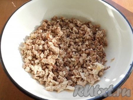 Перекрутить мясо на мясорубке.