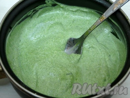 Ко второй половине шпинатного пюре добавляем сливочное масло, соль и сметану, доводим до кипения. Соус готов.
