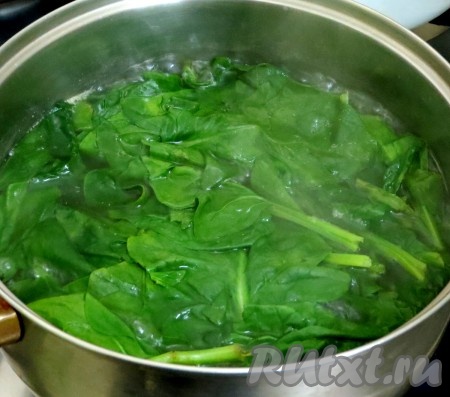 В кастрюле кипятим воду. Сколько? Не имеет значения - главное, чтобы шпинату не было тесно. Отправляем шпинат в кипящую воду.
