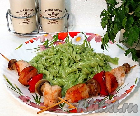 Очень вкусная паста со шпинатом готова. Её можно подать к мясу, котлетам или, как у нас, к шашлычкам. А можно и как самостоятельное блюдо, или с овощами, или салатом. 
