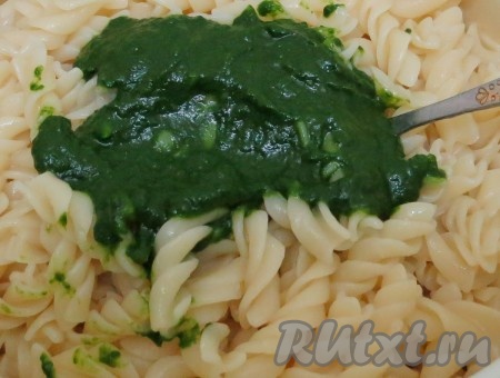 Пасту отвариваем по инструкции на упаковке до готовности в трёх литрах кипящей подсоленной воды. Половину пробитого шпината добавляем к пасте.
