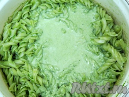 Вводим шпинатно-сливочный соус в зелёную пасту.
