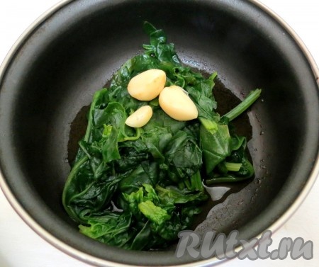 Перекидываем шпинат&nbsp; в другую ёмкость, добавляем чеснок. Пробиваем блендером до состояния пюре.
