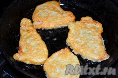 Жарим на среднем огне примерно по 2 минуты с каждой стороны.
