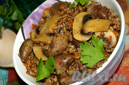 Куриные сердечки с гречкой и грибами