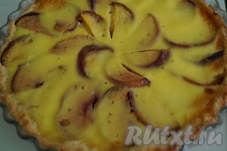 Отправить пирог с персиками и сметанной заливкой в духовку, заранее разогретую до 170 градусов, минут на 40 (выпекать до золотистого цвета).