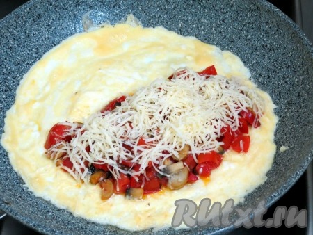 Второй омлет готовим точно также, только сверху начинку посыпаем тертым сыром, а потом уже накрываем второй половинкой омлета.
