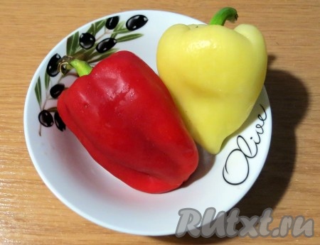 Перец моем и бумажным полотенцем удаляем лишнюю влагу.