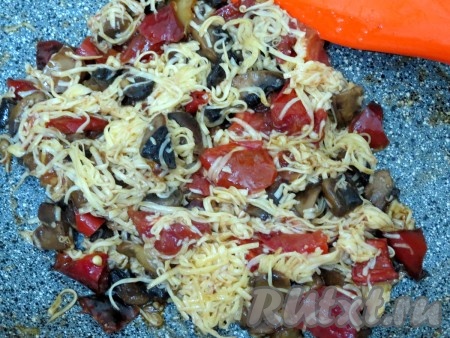 Начинку разделяем на 2 части. У нас будет 2 омлета. Сыр также разделяем на 2 части. Одну половину начинки и одну половину сыра перемешиваем.
