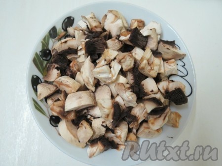 Грибы нарезаем небольшими кусочками.