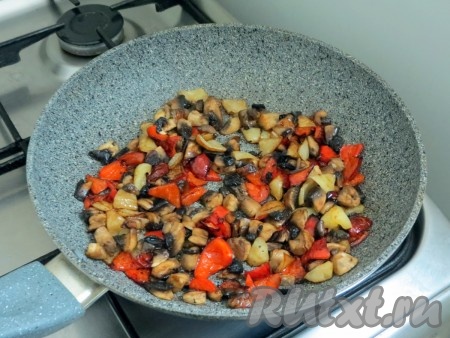 К перцу добавляем шампиньоны и продолжаем жарить вместе, иногда помешивая, в течение 2-3 минут.
