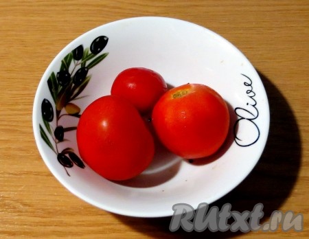 Помидоры моем. Кожицу можно счищать, а можно оставить.