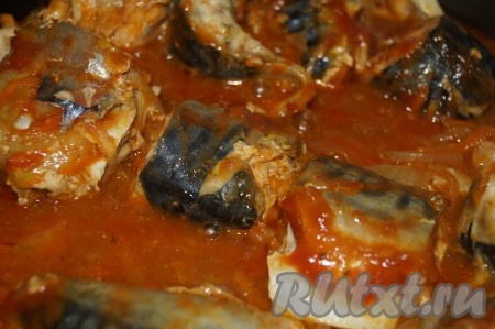 Вкусная и пикантная скумбрия, тушеная с луком и морковью, готова. 
