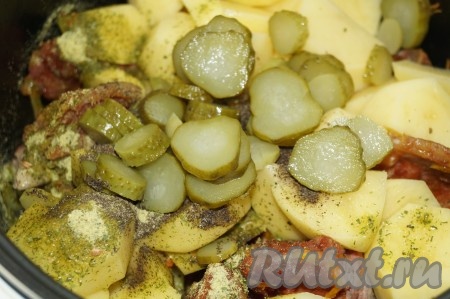 Маринованные или солёные огурцы нарезать кружочками (если кружочки крупные, то разрезать их пополам) и положить их в чашу мультиварки, добавить воду.
