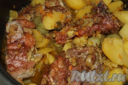 Закрыть крышку мультиварки, включить функцию "Тушение" минут на 45 и Вам осталось ждать только звукового сигнала. Открыть крышку, аккуратно перемешать и порционно подавать к столу.
