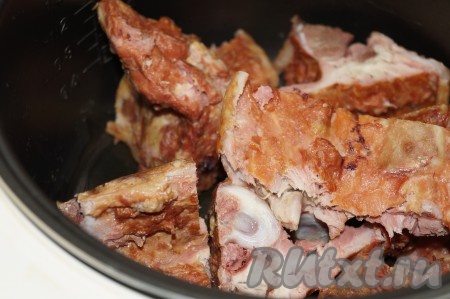 На дно чаши мультиварки влить немного растительного масла. Копчёные ребрышки вымыть, разрубить на порционные куски и отправить в чашу мультиварки. Готовить рёбрышки на программе "Жарка" или "Пароварка" минут на 10-15, периодически помешивая, крышку закрывать не надо.
