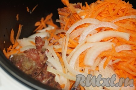 Репчатый лук и морковь очистить, морковь натереть на крупной тёрке, а репчатый лук нарезать полукольцами. Добавить овощи к копчёным рёбрышкам в чашу мультиварки и жарить, помешивая, еще минут 10, функцию "Жарка" &nbsp;или "Пароварка" отключить.
