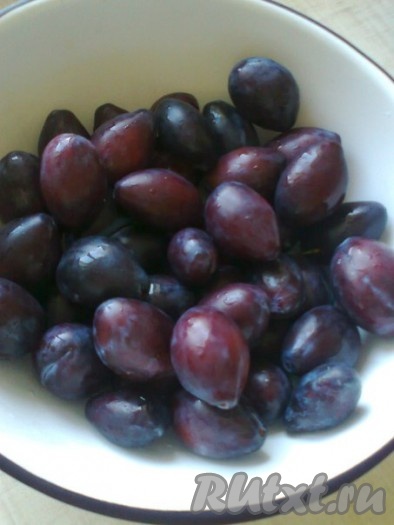 Сливы помыть, перебрать, выложить в дуршлаг и дать воде полностью стечь