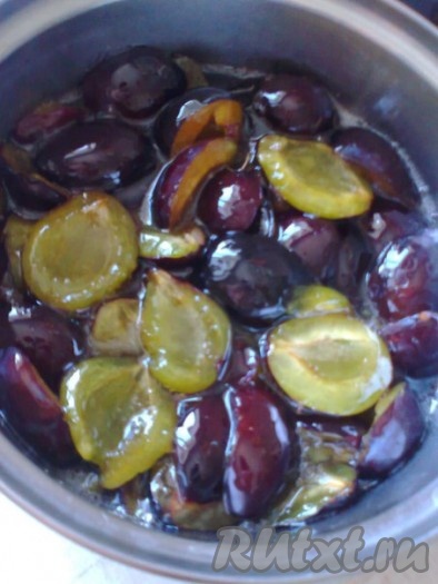 
Добавить половинки слив в сироп, оставить до остывания, чтобы сливы пустили сок.