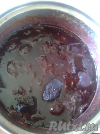 Затем в сироп со сливами добавить оставшиеся 200 грамм сахара, выключить плиту и перемешивать варенье из&nbsp;половинок слив, пока не растворится сахар. После остывания довести варенье до кипения и варить 5 минут.
