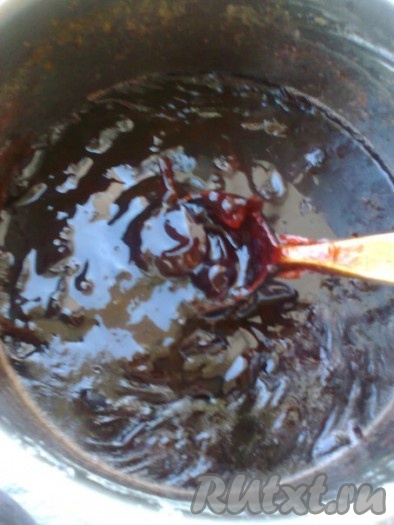 Снова оставить варенье до полного остывания (можно оставлять варенье на 8 часов, утром вскипятить, следующий раз - вечером и т.д.).&nbsp; После остывания довести варенье до кипения и варить 5 минут. Это позволит плодам налиться сиропом, а сиропу загустеть.
